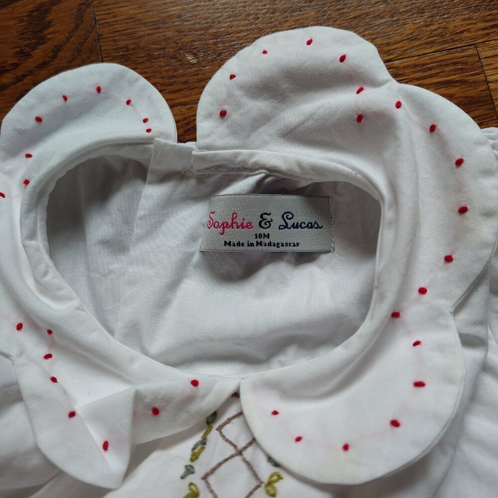 White dress with red embroidery - 18m - Sophie and Lucas - Collar + bow details - Picture 2 of 3